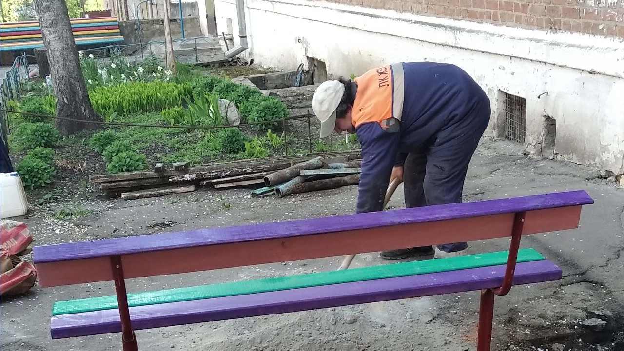 Облаштовує прибудинкові території ЛК ЖЕУ